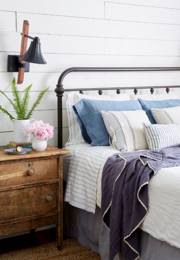 Furnitur minimalis dengan aksen logam